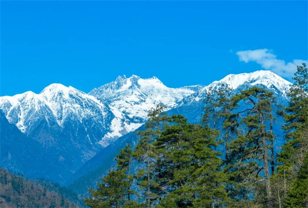 怒江会议旅游：独龙江两山夹飞流 金辉照碧波